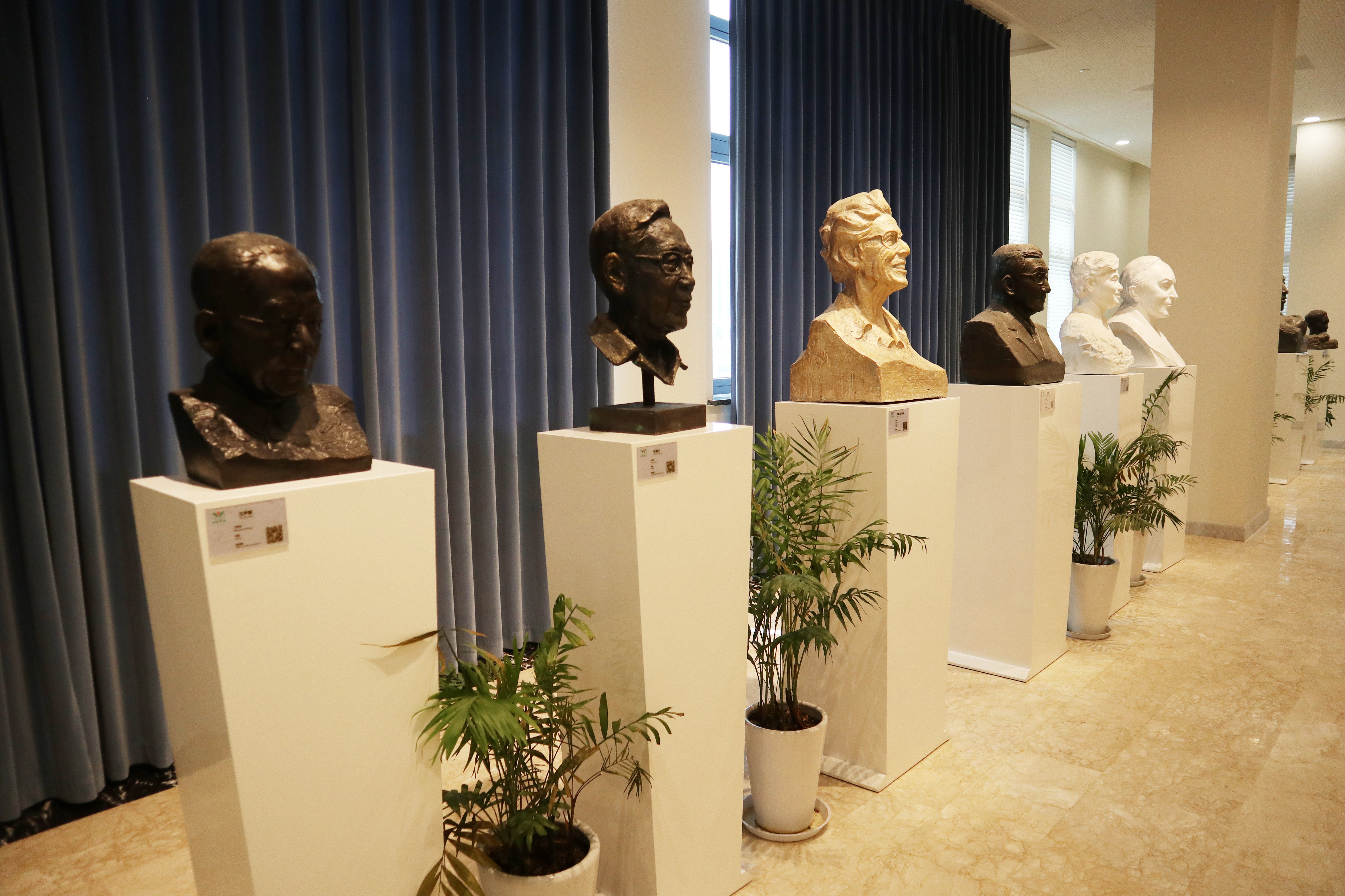 亿万先生MR集团：雕塑史诗，，，，，，，传承仁人志士的绚烂历程