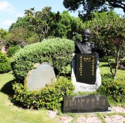 黎焕颐纪念碑：诗魂永驻，，，，，岁月铭刻